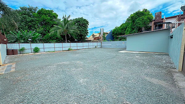 Back parking can accommodate a maximum of 15 cars.